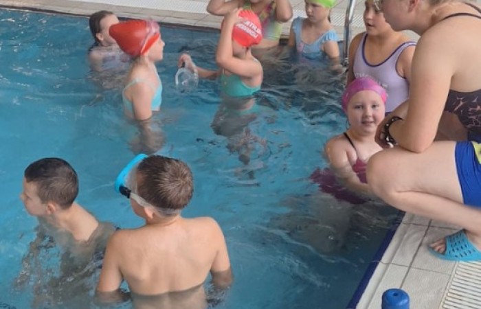 Z przyjemnością informujemy, że uczniowie naszej szkoły uczestniczą w ogólnopolskim projekcie „Umiem Pływać”. W ramach programu dzieci regularnie wyjeżdżają na basen, gdzie pod okiem wykwalifikowanych instruktorów uczą się podstaw pływania oraz bezpiecznego poruszania się w wodzie.
Zajęcia nie tylko rozwijają sprawność fizyczną, ale także uczą wytrwałości, pokonywania własnych barier i pracy w grupie. Projekt daje uczniom możliwość aktywnego spędzania czasu w sposób bezpieczny i atrakcyjny, a jego uczestnictwo jest całkowicie bezpłatne.
Cieszymy się, że nasze dzieci mogą korzystać z tej wartościowej inicjatywy i rozwijać swoje umiejętności w przyjaznej, wspierającej atmosferze.