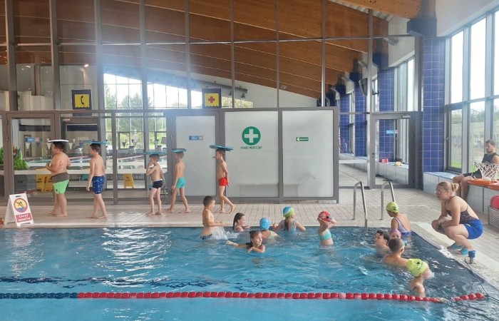Z przyjemnością informujemy, że uczniowie naszej szkoły uczestniczą w ogólnopolskim projekcie „Umiem Pływać”. W ramach programu dzieci regularnie wyjeżdżają na basen, gdzie pod okiem wykwalifikowanych instruktorów uczą się podstaw pływania oraz bezpiecznego poruszania się w wodzie.
Zajęcia nie tylko rozwijają sprawność fizyczną, ale także uczą wytrwałości, pokonywania własnych barier i pracy w grupie. Projekt daje uczniom możliwość aktywnego spędzania czasu w sposób bezpieczny i atrakcyjny, a jego uczestnictwo jest całkowicie bezpłatne.
Cieszymy się, że nasze dzieci mogą korzystać z tej wartościowej inicjatywy i rozwijać swoje umiejętności w przyjaznej, wspierającej atmosferze.