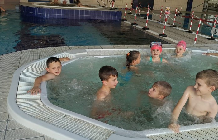 Z przyjemnością informujemy, że uczniowie naszej szkoły uczestniczą w ogólnopolskim projekcie „Umiem Pływać”. W ramach programu dzieci regularnie wyjeżdżają na basen, gdzie pod okiem wykwalifikowanych instruktorów uczą się podstaw pływania oraz bezpiecznego poruszania się w wodzie.
Zajęcia nie tylko rozwijają sprawność fizyczną, ale także uczą wytrwałości, pokonywania własnych barier i pracy w grupie. Projekt daje uczniom możliwość aktywnego spędzania czasu w sposób bezpieczny i atrakcyjny, a jego uczestnictwo jest całkowicie bezpłatne.
Cieszymy się, że nasze dzieci mogą korzystać z tej wartościowej inicjatywy i rozwijać swoje umiejętności w przyjaznej, wspierającej atmosferze.