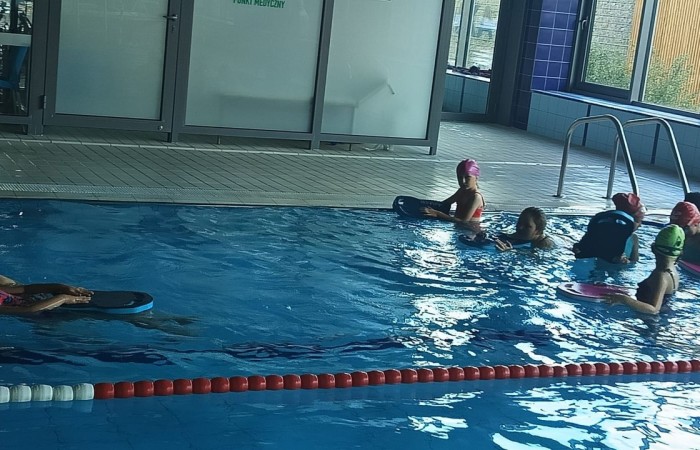 Z przyjemnością informujemy, że uczniowie naszej szkoły uczestniczą w ogólnopolskim projekcie „Umiem Pływać”. W ramach programu dzieci regularnie wyjeżdżają na basen, gdzie pod okiem wykwalifikowanych instruktorów uczą się podstaw pływania oraz bezpiecznego poruszania się w wodzie.
Zajęcia nie tylko rozwijają sprawność fizyczną, ale także uczą wytrwałości, pokonywania własnych barier i pracy w grupie. Projekt daje uczniom możliwość aktywnego spędzania czasu w sposób bezpieczny i atrakcyjny, a jego uczestnictwo jest całkowicie bezpłatne.
Cieszymy się, że nasze dzieci mogą korzystać z tej wartościowej inicjatywy i rozwijać swoje umiejętności w przyjaznej, wspierającej atmosferze.