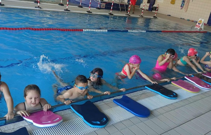 Z przyjemnością informujemy, że uczniowie naszej szkoły uczestniczą w ogólnopolskim projekcie „Umiem Pływać”. W ramach programu dzieci regularnie wyjeżdżają na basen, gdzie pod okiem wykwalifikowanych instruktorów uczą się podstaw pływania oraz bezpiecznego poruszania się w wodzie.
Zajęcia nie tylko rozwijają sprawność fizyczną, ale także uczą wytrwałości, pokonywania własnych barier i pracy w grupie. Projekt daje uczniom możliwość aktywnego spędzania czasu w sposób bezpieczny i atrakcyjny, a jego uczestnictwo jest całkowicie bezpłatne.
Cieszymy się, że nasze dzieci mogą korzystać z tej wartościowej inicjatywy i rozwijać swoje umiejętności w przyjaznej, wspierającej atmosferze.