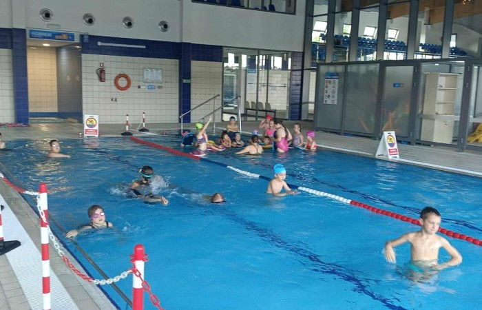 Z przyjemnością informujemy, że uczniowie naszej szkoły uczestniczą w ogólnopolskim projekcie „Umiem Pływać”. W ramach programu dzieci regularnie wyjeżdżają na basen, gdzie pod okiem wykwalifikowanych instruktorów uczą się podstaw pływania oraz bezpiecznego poruszania się w wodzie.
Zajęcia nie tylko rozwijają sprawność fizyczną, ale także uczą wytrwałości, pokonywania własnych barier i pracy w grupie. Projekt daje uczniom możliwość aktywnego spędzania czasu w sposób bezpieczny i atrakcyjny, a jego uczestnictwo jest całkowicie bezpłatne.
Cieszymy się, że nasze dzieci mogą korzystać z tej wartościowej inicjatywy i rozwijać swoje umiejętności w przyjaznej, wspierającej atmosferze.