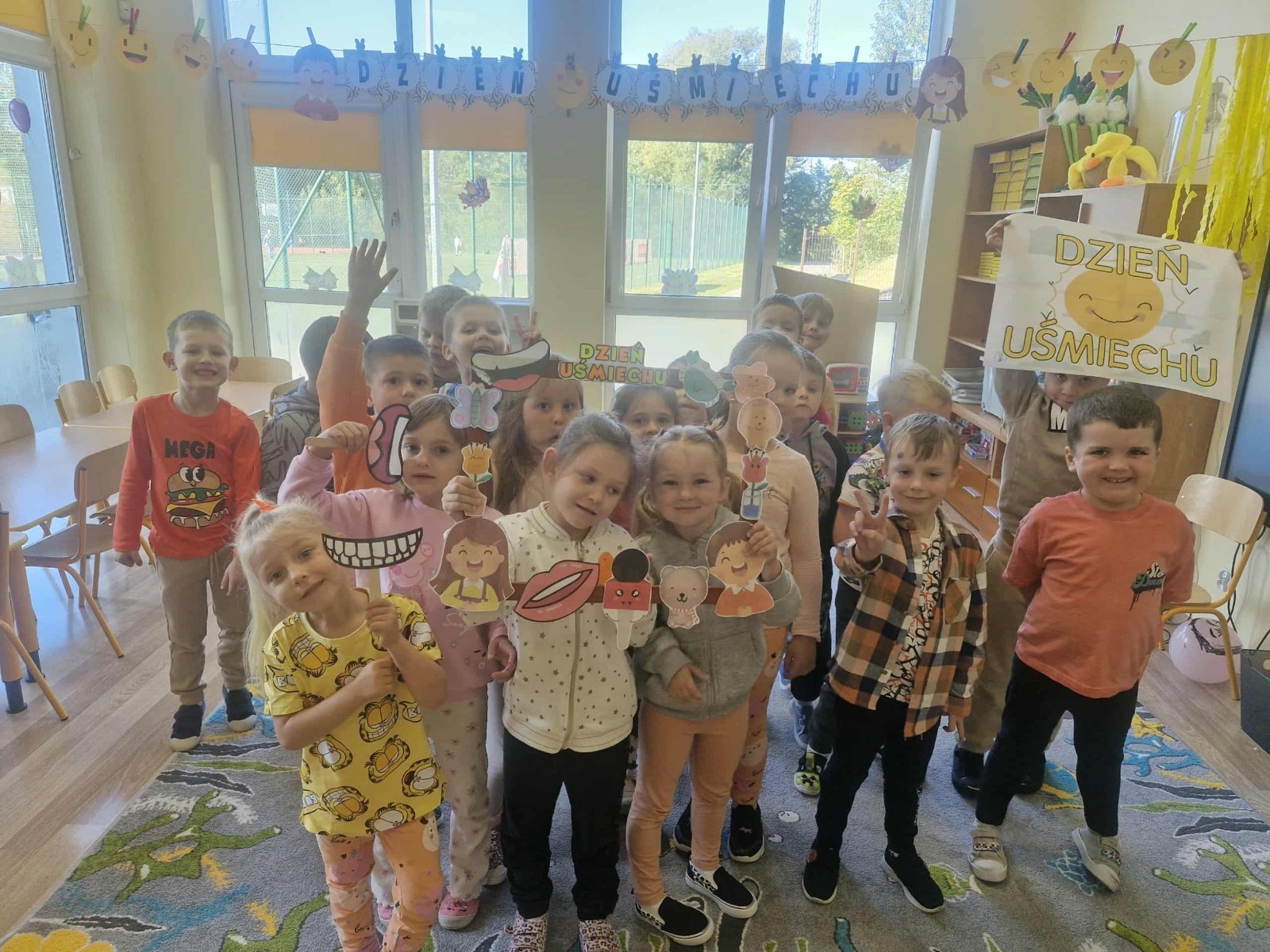 	Podczas realizacji Ogólnopolskiego Projektu Edukacyjnego „Moc relacji - siła bez przemocy” , w przedszkolu odbyły się zajęcia pod hasłem: „Tydzień Budowania Relacji”. Podczas  zajęć skupiliśmy się na wzmocnieniu relacji między dziećmi oraz budowaniu poczucia wspólnoty w grupie. Poprzez różnorodne zabawy integracyjne, rozmowy i działania plastyczne , dzieci miały okazję lepiej się poznać, nauczyć współpracy  oraz wyrażania swoich emocji.