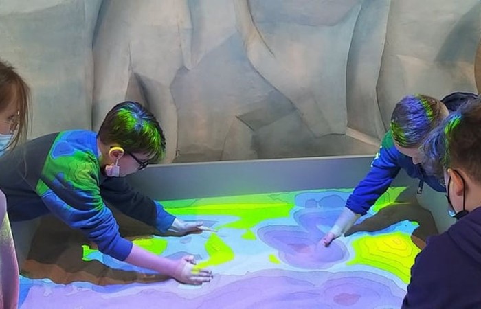 Drugim punktem zwiedzania było Centrum Nauki EXPERYMENT, które ma za zadanie rozbudzić ciekawość , wspomagać samodzielnie poznawanie świata i uczenie się. Uczniowie poprzez własne działanie i zabawę poznały prawa nauki.
 	Wycieczka dostarczyła dzieciom wielu niezapomnianych wrażeń .
