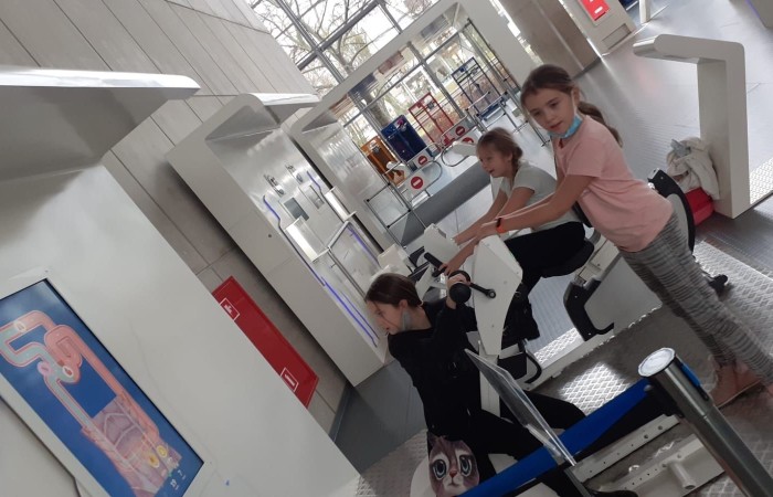 Drugim punktem zwiedzania było Centrum Nauki EXPERYMENT, które ma za zadanie rozbudzić ciekawość , wspomagać samodzielnie poznawanie świata i uczenie się. Uczniowie poprzez własne działanie i zabawę poznały prawa nauki.
 	Wycieczka dostarczyła dzieciom wielu niezapomnianych wrażeń .
