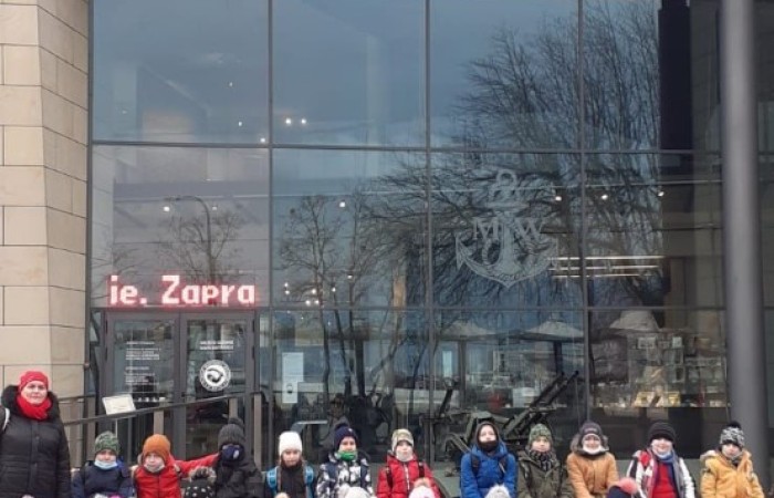 	14 grudnia 2021 uczniowie klas IIIa i IIIb uczestniczyli w wycieczce do Gdyni w ramach projektu Ministerstwa Edukacji i Nauki ,,Poznaj Polskę