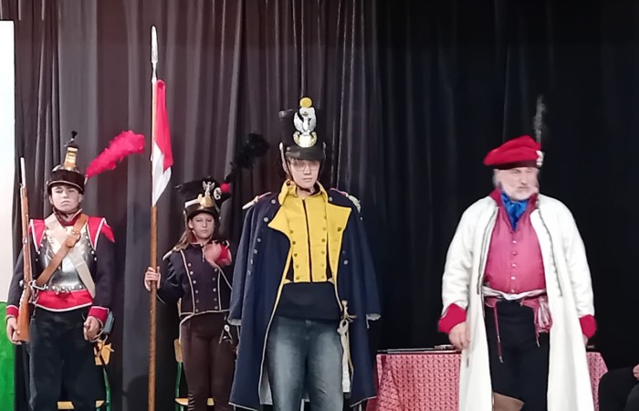 Każdego roku uczniowie naszej szkoły mają niepowtarzalną okazję wziąć udział w wyjątkowym wydarzeniu edukacyjnym - ŻYWEJ LEKCJI HISTORII, prowadzonej przez grupę rekonstrukcyjną Chorągiew Komturstwa Gniewskiego. To spotkanie, które na długo pozostaje w pamięci uczestników, łącząc wiedzę historyczną z emocjami, ruchem i bezpośrednim kontaktem z przeszłością.
W tym roku tematyka spotkań została zrealizowana na dwóch poziomach wiekowych:
Klasy 4-6: Świat starożytnych Greków i Rzymian
Uczniowie klas młodszych przenieśli się do czasów starożytności - epoki potężnych cywilizacji, mitologii, igrzysk olimpijskich i legionów rzymskich. Dzięki strojom z epoki, realistycznym rekwizytom i barwnym opowieściom rekonstruktorów, dzieci mogły poczuć atmosferę antycznego świata. Dowiedzieli się, jak wyglądało życie codzienne Greków i Rzymian, jakie były zwyczaje wojenne, a nawet jak wyglądały ćwiczenia wojskowe legionistów. Zajęcia - prowadzone w formie interaktywnej - dały uczniom możliwość przymierzenia elementów uzbrojenia oraz wzięcia udziału w krótkich pokazach.
Klasy 7-8: Długi wiek XIX
Starsze klasy uczestniczyły w lekcji poświęconej Długiemu wiekowi XIX, czyli okresowi, który ukształtował współczesny świat. Rekonstruktorzy przybliżyli wydarzenia związane z rewolucjami, walką o niepodległość, przemianami społecznymi i narodzinami nowoczesnych idei. Szczególną uwagę poświęcono wydarzeniom ważnym dla Polski - rozbiorom, powstaniom narodowym i postaciom kluczowym dla naszej historii. Uczniowie mogli zobaczyć repliki broni, a także stroje z XIX wieku. Dla wielu była to okazja do poznania historii w sposób bardziej angażujący niż podręcznik - przez opowieści, prezentacje multimedialne i inscenizacje.
Żywa lekcja historii to nie tylko atrakcja, ale przede wszystkim cenna forma nauki. Bezpośredni kontakt z pasjonatami historii oraz aktywne uczestnictwo w przedsięwzięciu sprawia, że uczniowie lepiej zapamiętują materiał, rozbudzają swoją ciekawość i rozwijają szacunek do dziedzictwa kulturowego.