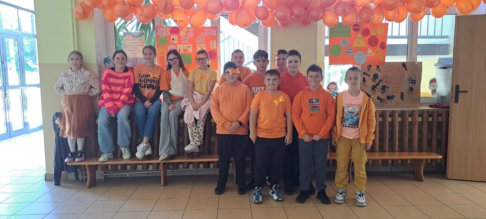 W dniach od 29 września do 3 października nasza szkoła i oddziały przedszkolne uczestniczyła w Tygodniu Przeciwdziałania Przemocy Rówieśniczej i Budowaniu Relacji. Celem tej inicjatywy było zwrócenie uwagi na problem przemocy wśród rówieśników oraz promowanie pozytywnych postaw i zachowań.
W piątek, 3 października, odbyło się podsumowanie całego tygodnia, które miało wyjątkowy charakter. Uczniowie i przedszkolaki przyszli do szkoły ubrani na pomarańczowo, co symbolizowało naszą wspólną walkę z przemocą. W ramach obchodów zorganizowaliśmy konkurs na kartkę z dobrym, wspierającym słowem, który cieszył się dużym zainteresowaniem wśród uczniów.
Podczas tygodnia w klasach odbyły się warsztaty, podczas których dzieci miały okazję zgłębić temat kampanii oraz nauczyć się, jak reagować na sytuacje przemocy. Uczniowie wspólnie tworzyli plakaty, które miały na celu promowanie wartości takich jak empatia, wsparcie i przyjaźń.
Wolontariusze naszej szkoły aktywnie uczestniczyli w wydarzeniu, rozdając pomarańczowe kokardki, które stały się symbolem solidarności przeciwko przemocy. Dziękujemy wszystkim, którzy zaangażowali się w tę ważną inicjatywę! Razem możemy tworzyć bezpieczne i przyjazne środowisko dla każdego ucznia.
