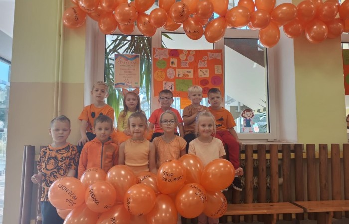 W dniach od 29 września do 3 października nasza szkoła i oddziały przedszkolne uczestniczyła w Tygodniu Przeciwdziałania Przemocy Rówieśniczej i Budowaniu Relacji. Celem tej inicjatywy było zwrócenie uwagi na problem przemocy wśród rówieśników oraz promowanie pozytywnych postaw i zachowań.
W piątek, 3 października, odbyło się podsumowanie całego tygodnia, które miało wyjątkowy charakter. Uczniowie i przedszkolaki przyszli do szkoły ubrani na pomarańczowo, co symbolizowało naszą wspólną walkę z przemocą. W ramach obchodów zorganizowaliśmy konkurs na kartkę z dobrym, wspierającym słowem, który cieszył się dużym zainteresowaniem wśród uczniów.
Podczas tygodnia w klasach odbyły się warsztaty, podczas których dzieci miały okazję zgłębić temat kampanii oraz nauczyć się, jak reagować na sytuacje przemocy. Uczniowie wspólnie tworzyli plakaty, które miały na celu promowanie wartości takich jak empatia, wsparcie i przyjaźń.
Wolontariusze naszej szkoły aktywnie uczestniczyli w wydarzeniu, rozdając pomarańczowe kokardki, które stały się symbolem solidarności przeciwko przemocy. Dziękujemy wszystkim, którzy zaangażowali się w tę ważną inicjatywę! Razem możemy tworzyć bezpieczne i przyjazne środowisko dla każdego ucznia.