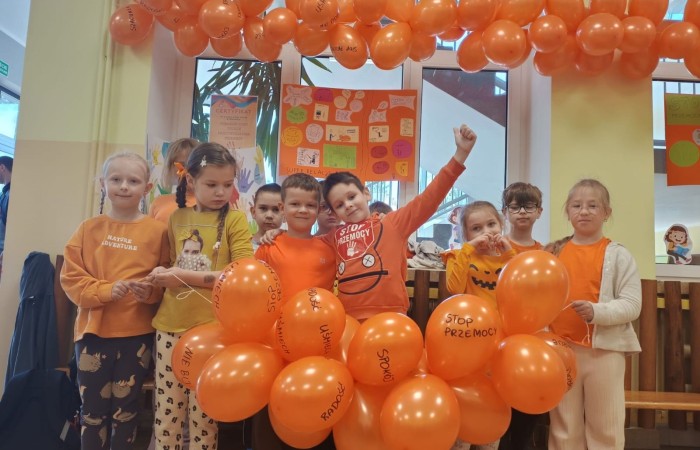 W dniach od 29 września do 3 października nasza szkoła i oddziały przedszkolne uczestniczyła w Tygodniu Przeciwdziałania Przemocy Rówieśniczej i Budowaniu Relacji. Celem tej inicjatywy było zwrócenie uwagi na problem przemocy wśród rówieśników oraz promowanie pozytywnych postaw i zachowań.
W piątek, 3 października, odbyło się podsumowanie całego tygodnia, które miało wyjątkowy charakter. Uczniowie i przedszkolaki przyszli do szkoły ubrani na pomarańczowo, co symbolizowało naszą wspólną walkę z przemocą. W ramach obchodów zorganizowaliśmy konkurs na kartkę z dobrym, wspierającym słowem, który cieszył się dużym zainteresowaniem wśród uczniów.
Podczas tygodnia w klasach odbyły się warsztaty, podczas których dzieci miały okazję zgłębić temat kampanii oraz nauczyć się, jak reagować na sytuacje przemocy. Uczniowie wspólnie tworzyli plakaty, które miały na celu promowanie wartości takich jak empatia, wsparcie i przyjaźń.
Wolontariusze naszej szkoły aktywnie uczestniczyli w wydarzeniu, rozdając pomarańczowe kokardki, które stały się symbolem solidarności przeciwko przemocy. Dziękujemy wszystkim, którzy zaangażowali się w tę ważną inicjatywę! Razem możemy tworzyć bezpieczne i przyjazne środowisko dla każdego ucznia.