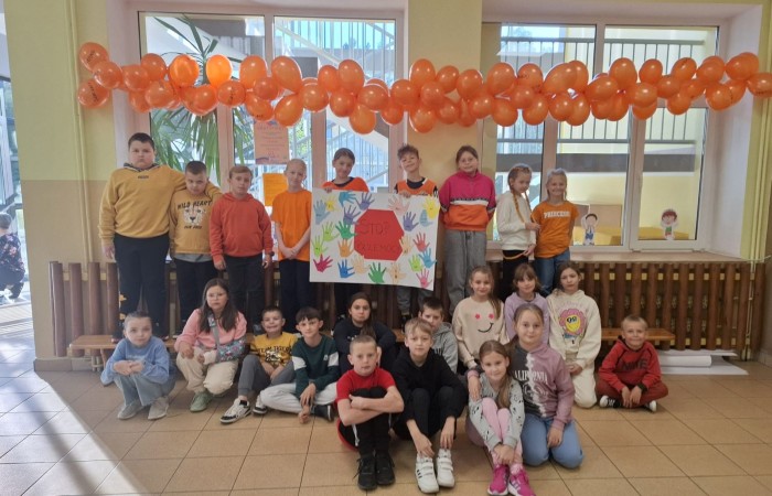 W dniach od 29 września do 3 października nasza szkoła i oddziały przedszkolne uczestniczyła w Tygodniu Przeciwdziałania Przemocy Rówieśniczej i Budowaniu Relacji. Celem tej inicjatywy było zwrócenie uwagi na problem przemocy wśród rówieśników oraz promowanie pozytywnych postaw i zachowań.
W piątek, 3 października, odbyło się podsumowanie całego tygodnia, które miało wyjątkowy charakter. Uczniowie i przedszkolaki przyszli do szkoły ubrani na pomarańczowo, co symbolizowało naszą wspólną walkę z przemocą. W ramach obchodów zorganizowaliśmy konkurs na kartkę z dobrym, wspierającym słowem, który cieszył się dużym zainteresowaniem wśród uczniów.
Podczas tygodnia w klasach odbyły się warsztaty, podczas których dzieci miały okazję zgłębić temat kampanii oraz nauczyć się, jak reagować na sytuacje przemocy. Uczniowie wspólnie tworzyli plakaty, które miały na celu promowanie wartości takich jak empatia, wsparcie i przyjaźń.
Wolontariusze naszej szkoły aktywnie uczestniczyli w wydarzeniu, rozdając pomarańczowe kokardki, które stały się symbolem solidarności przeciwko przemocy. Dziękujemy wszystkim, którzy zaangażowali się w tę ważną inicjatywę! Razem możemy tworzyć bezpieczne i przyjazne środowisko dla każdego ucznia.