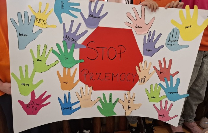 W dniach od 29 września do 3 października nasza szkoła i oddziały przedszkolne uczestniczyła w Tygodniu Przeciwdziałania Przemocy Rówieśniczej i Budowaniu Relacji. Celem tej inicjatywy było zwrócenie uwagi na problem przemocy wśród rówieśników oraz promowanie pozytywnych postaw i zachowań.
W piątek, 3 października, odbyło się podsumowanie całego tygodnia, które miało wyjątkowy charakter. Uczniowie i przedszkolaki przyszli do szkoły ubrani na pomarańczowo, co symbolizowało naszą wspólną walkę z przemocą. W ramach obchodów zorganizowaliśmy konkurs na kartkę z dobrym, wspierającym słowem, który cieszył się dużym zainteresowaniem wśród uczniów.
Podczas tygodnia w klasach odbyły się warsztaty, podczas których dzieci miały okazję zgłębić temat kampanii oraz nauczyć się, jak reagować na sytuacje przemocy. Uczniowie wspólnie tworzyli plakaty, które miały na celu promowanie wartości takich jak empatia, wsparcie i przyjaźń.
Wolontariusze naszej szkoły aktywnie uczestniczyli w wydarzeniu, rozdając pomarańczowe kokardki, które stały się symbolem solidarności przeciwko przemocy. Dziękujemy wszystkim, którzy zaangażowali się w tę ważną inicjatywę! Razem możemy tworzyć bezpieczne i przyjazne środowisko dla każdego ucznia.