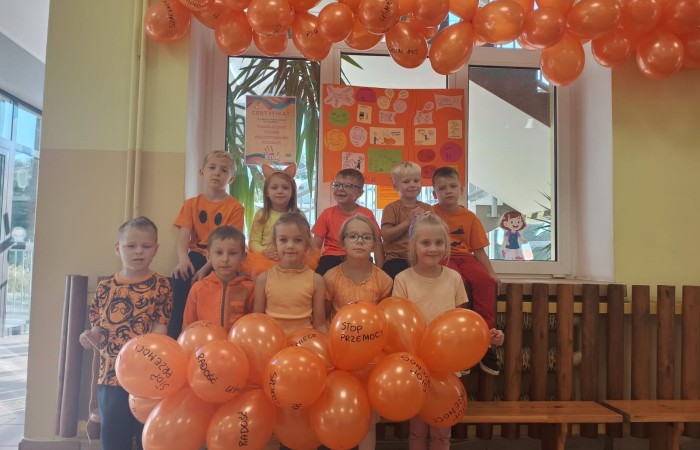 W dniach od 29 września do 3 października nasza szkoła i oddziały przedszkolne uczestniczyła w Tygodniu Przeciwdziałania Przemocy Rówieśniczej i Budowaniu Relacji. Celem tej inicjatywy było zwrócenie uwagi na problem przemocy wśród rówieśników oraz promowanie pozytywnych postaw i zachowań.
W piątek, 3 października, odbyło się podsumowanie całego tygodnia, które miało wyjątkowy charakter. Uczniowie i przedszkolaki przyszli do szkoły ubrani na pomarańczowo, co symbolizowało naszą wspólną walkę z przemocą. W ramach obchodów zorganizowaliśmy konkurs na kartkę z dobrym, wspierającym słowem, który cieszył się dużym zainteresowaniem wśród uczniów.
Podczas tygodnia w klasach odbyły się warsztaty, podczas których dzieci miały okazję zgłębić temat kampanii oraz nauczyć się, jak reagować na sytuacje przemocy. Uczniowie wspólnie tworzyli plakaty, które miały na celu promowanie wartości takich jak empatia, wsparcie i przyjaźń.
Wolontariusze naszej szkoły aktywnie uczestniczyli w wydarzeniu, rozdając pomarańczowe kokardki, które stały się symbolem solidarności przeciwko przemocy. Dziękujemy wszystkim, którzy zaangażowali się w tę ważną inicjatywę! Razem możemy tworzyć bezpieczne i przyjazne środowisko dla każdego ucznia.