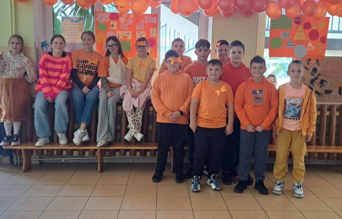 W dniach od 29 września do 3 października nasza szkoła i oddziały przedszkolne uczestniczyła w Tygodniu Przeciwdziałania Przemocy Rówieśniczej i Budowaniu Relacji. Celem tej inicjatywy było zwrócenie uwagi na problem przemocy wśród rówieśników oraz promowanie pozytywnych postaw i zachowań.
W piątek, 3 października, odbyło się podsumowanie całego tygodnia, które miało wyjątkowy charakter. Uczniowie i przedszkolaki przyszli do szkoły ubrani na pomarańczowo, co symbolizowało naszą wspólną walkę z przemocą. W ramach obchodów zorganizowaliśmy konkurs na kartkę z dobrym, wspierającym słowem, który cieszył się dużym zainteresowaniem wśród uczniów.
Podczas tygodnia w klasach odbyły się warsztaty, podczas których dzieci miały okazję zgłębić temat kampanii oraz nauczyć się, jak reagować na sytuacje przemocy. Uczniowie wspólnie tworzyli plakaty, które miały na celu promowanie wartości takich jak empatia, wsparcie i przyjaźń.
Wolontariusze naszej szkoły aktywnie uczestniczyli w wydarzeniu, rozdając pomarańczowe kokardki, które stały się symbolem solidarności przeciwko przemocy. Dziękujemy wszystkim, którzy zaangażowali się w tę ważną inicjatywę! Razem możemy tworzyć bezpieczne i przyjazne środowisko dla każdego ucznia.