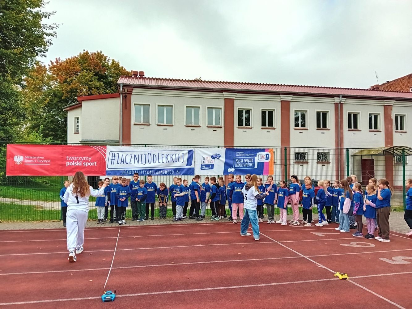 7 października 2025 roku na Stadionie Miejskim MOSiR odbyło się wyjątkowe wydarzenie sportowe, które na długo pozostanie w pamięci uczestników i organizatorów. Pod honorowym patronatem Burmistrza Pasłęka odbyła się impreza lekkoatletyczna skierowana do najmłodszych uczniów z klas II i III pasłęckich szkół podstawowych.