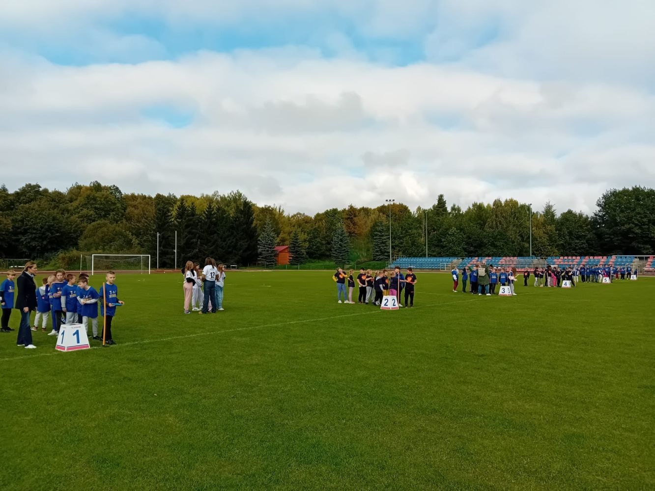 7 października 2025 roku na Stadionie Miejskim MOSiR odbyło się wyjątkowe wydarzenie sportowe, które na długo pozostanie w pamięci uczestników i organizatorów. Pod honorowym patronatem Burmistrza Pasłęka odbyła się impreza lekkoatletyczna skierowana do najmłodszych uczniów z klas II i III pasłęckich szkół podstawowych.