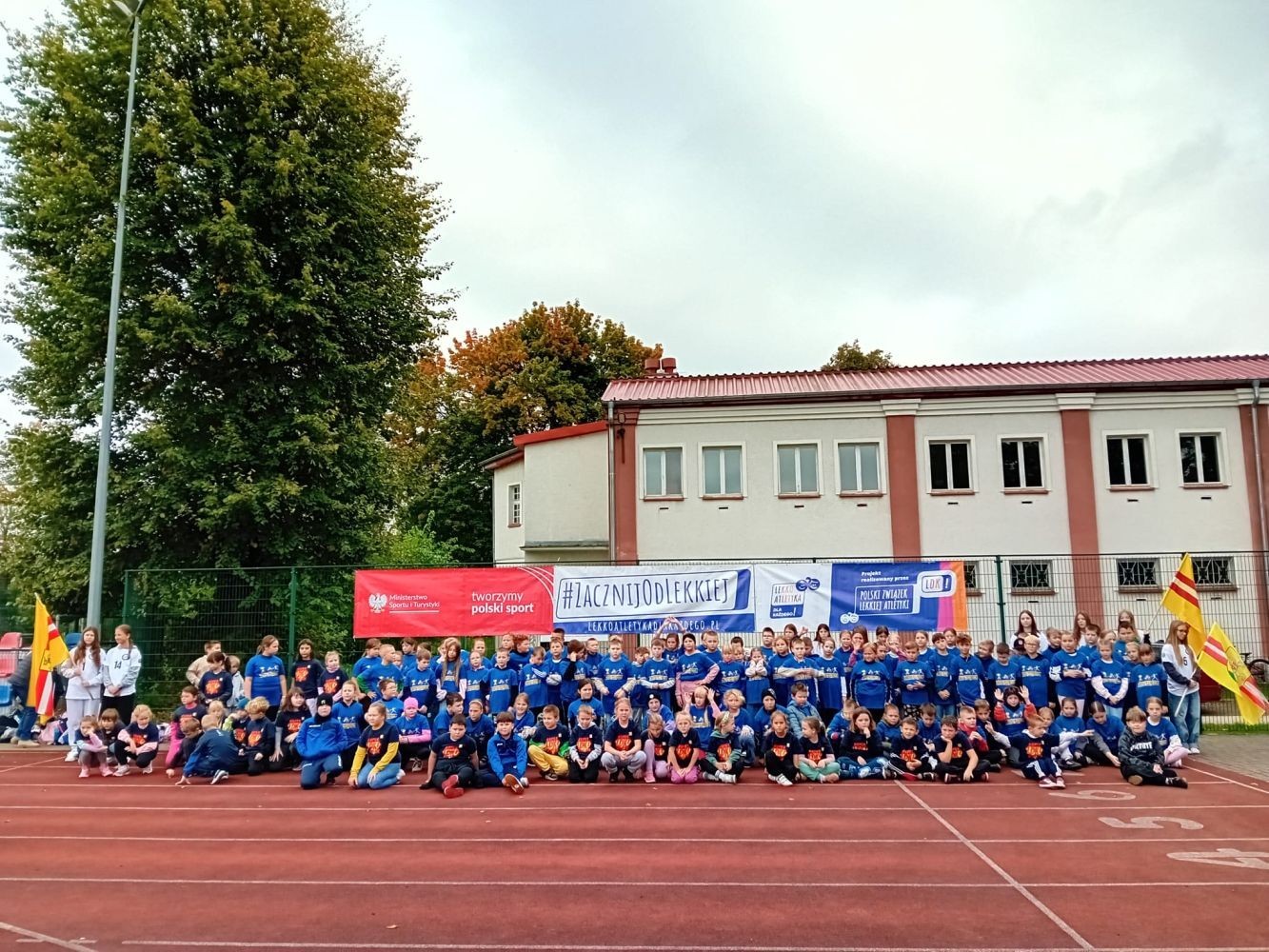 7 października 2025 roku na Stadionie Miejskim MOSiR odbyło się wyjątkowe wydarzenie sportowe, które na długo pozostanie w pamięci uczestników i organizatorów. Pod honorowym patronatem Burmistrza Pasłęka odbyła się impreza lekkoatletyczna skierowana do najmłodszych uczniów z klas II i III pasłęckich szkół podstawowych.