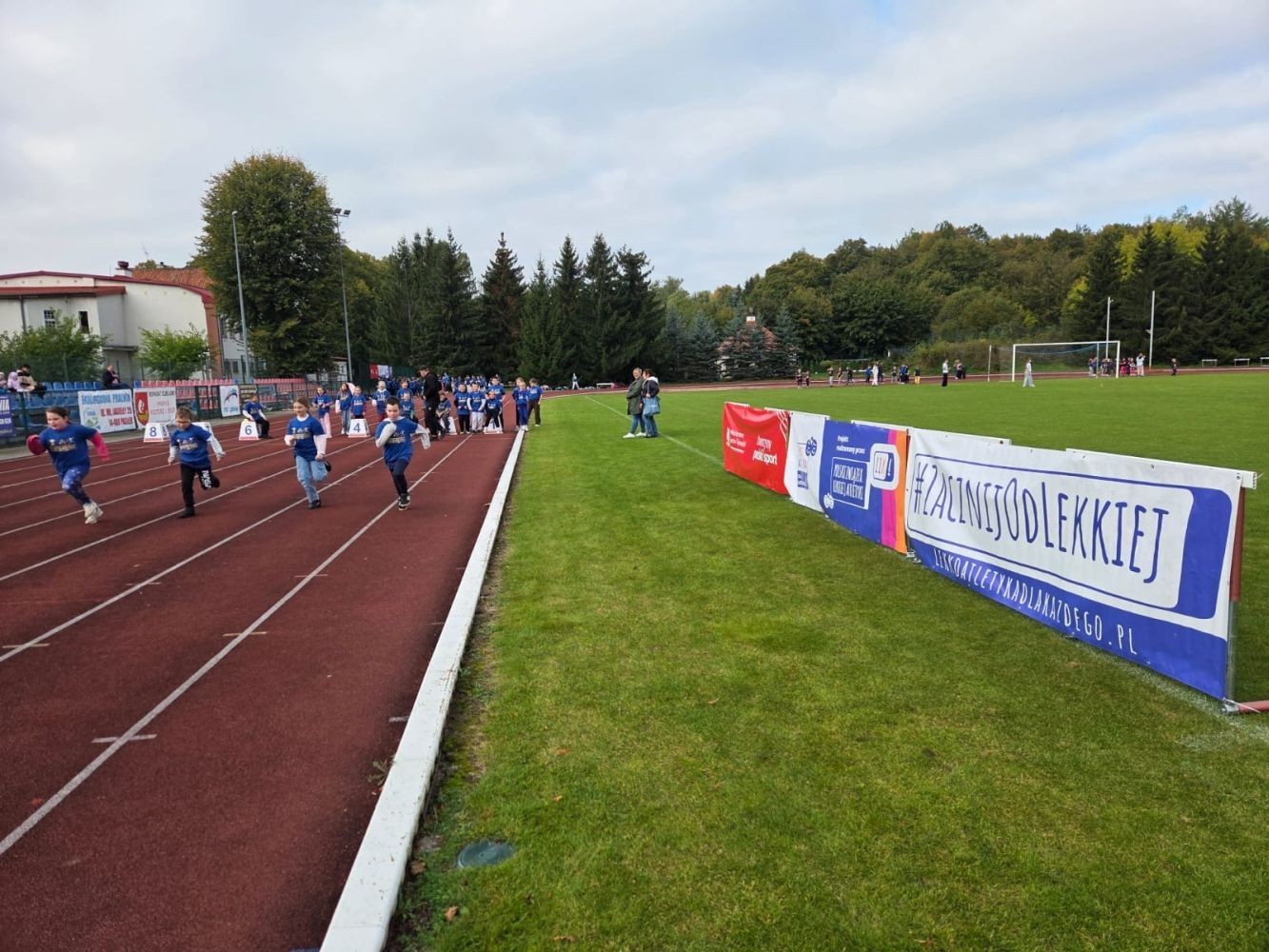 7 października 2025 roku na Stadionie Miejskim MOSiR odbyło się wyjątkowe wydarzenie sportowe, które na długo pozostanie w pamięci uczestników i organizatorów. Pod honorowym patronatem Burmistrza Pasłęka odbyła się impreza lekkoatletyczna skierowana do najmłodszych uczniów z klas II i III pasłęckich szkół podstawowych.