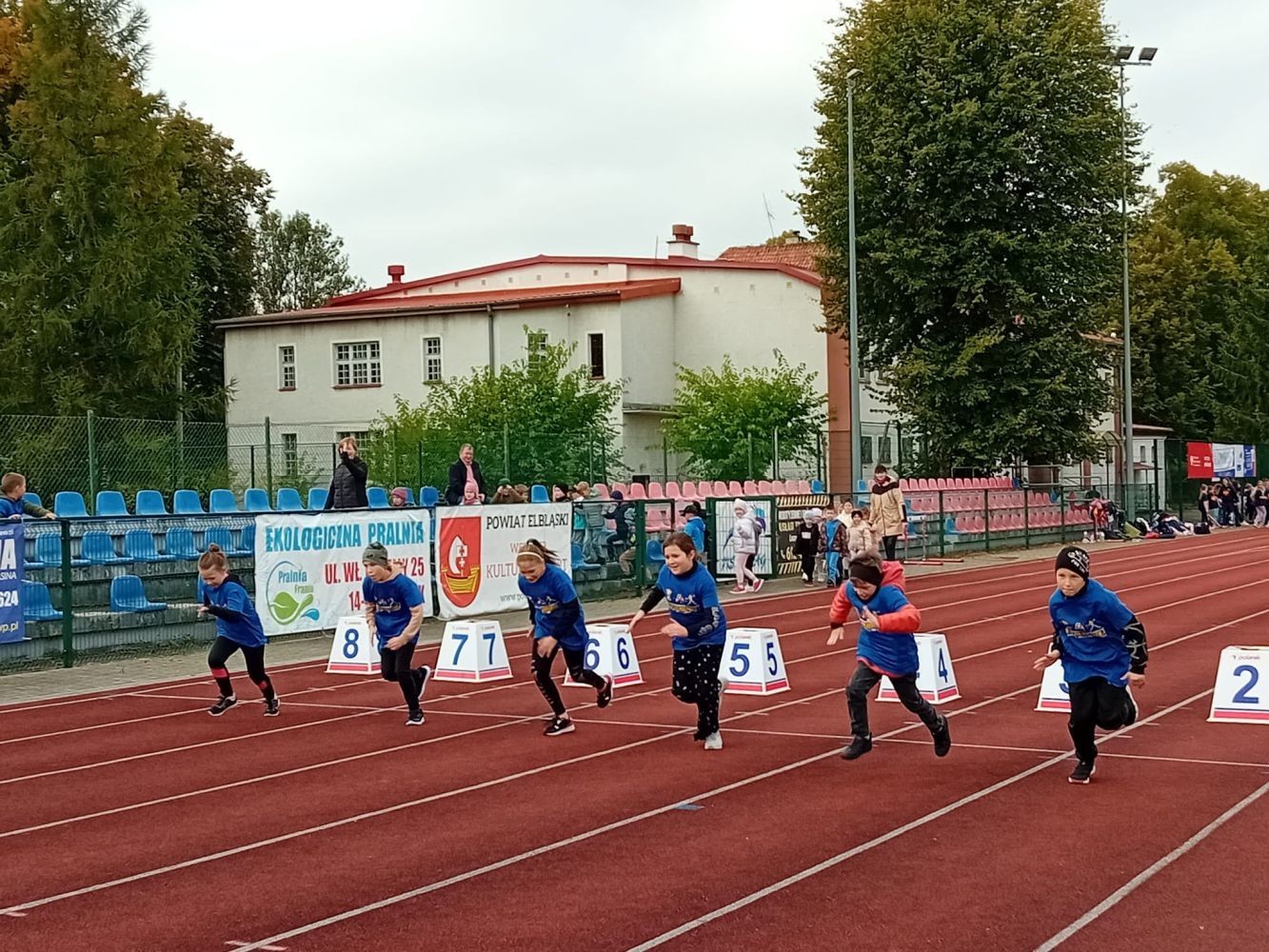 7 października 2025 roku na Stadionie Miejskim MOSiR odbyło się wyjątkowe wydarzenie sportowe, które na długo pozostanie w pamięci uczestników i organizatorów. Pod honorowym patronatem Burmistrza Pasłęka odbyła się impreza lekkoatletyczna skierowana do najmłodszych uczniów z klas II i III pasłęckich szkół podstawowych.