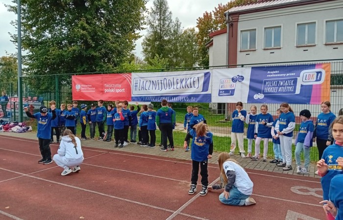 7 października 2025 roku na Stadionie Miejskim MOSiR odbyło się wyjątkowe wydarzenie sportowe, które na długo pozostanie w pamięci uczestników i organizatorów. Pod honorowym patronatem Burmistrza Pasłęka odbyła się impreza lekkoatletyczna skierowana do najmłodszych uczniów z klas II i III pasłęckich szkół podstawowych.
