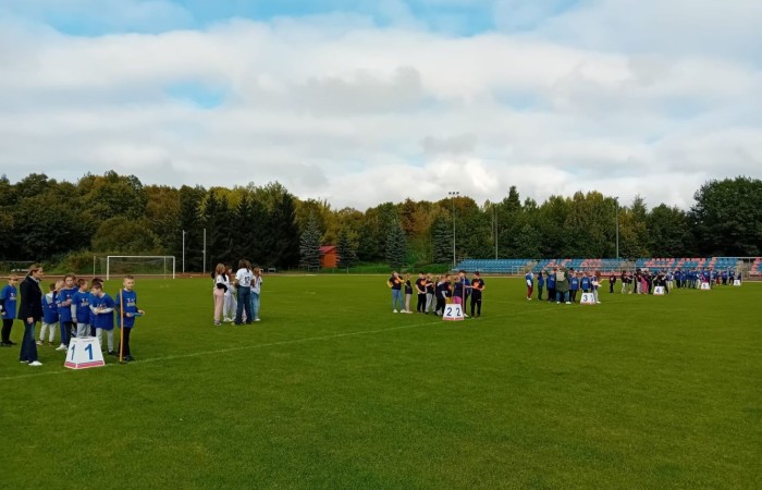 7 października 2025 roku na Stadionie Miejskim MOSiR odbyło się wyjątkowe wydarzenie sportowe, które na długo pozostanie w pamięci uczestników i organizatorów. Pod honorowym patronatem Burmistrza Pasłęka odbyła się impreza lekkoatletyczna skierowana do najmłodszych uczniów z klas II i III pasłęckich szkół podstawowych.