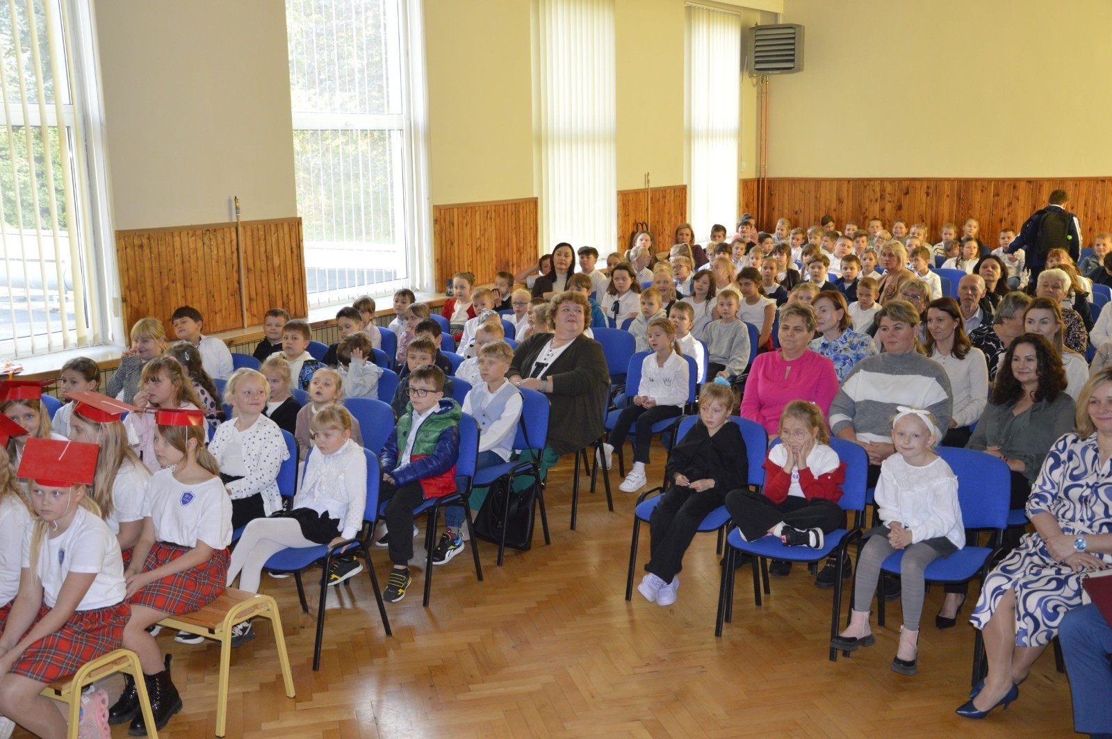 15 października w naszej szkole obchodziliśmy Dzień Edukacji Narodowej – wyjątkowe święto wszystkich nauczycieli, pracowników administracji i obsługi. Uroczystość przebiegała w ciepłej, radosnej i pełnej wdzięczności atmosferze. Część artystyczną przygotowały klasy 5a i 5b, które pod kierunkiem swoich wychowawców zaprezentowały pełen humoru i wzruszeń program. Miło nam było gościć pana Damiana Bereżańskiego - zastępcę Burmistrza Pasłęka, Panią Annę Szymanek przewodniczącą Rady Rodziców oraz nauczycieli, pracowników szkoły, administracji oraz obsługi.
Dziękujemy rodzicom za pomoc i wsparcie w realizacji występu !