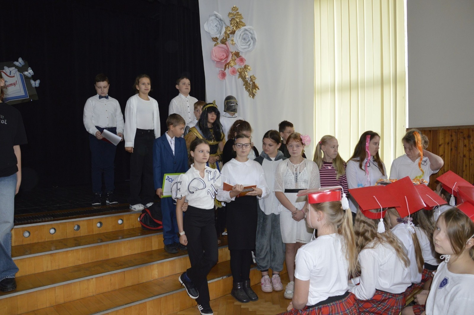 15 października w naszej szkole obchodziliśmy Dzień Edukacji Narodowej – wyjątkowe święto wszystkich nauczycieli, pracowników administracji i obsługi. Uroczystość przebiegała w ciepłej, radosnej i pełnej wdzięczności atmosferze. Część artystyczną przygotowały klasy 5a i 5b, które pod kierunkiem swoich wychowawców zaprezentowały pełen humoru i wzruszeń program. Miło nam było gościć pana Damiana Bereżańskiego - zastępcę Burmistrza Pasłęka, Panią Annę Szymanek przewodniczącą Rady Rodziców oraz nauczycieli, pracowników szkoły, administracji oraz obsługi.
Dziękujemy rodzicom za pomoc i wsparcie w realizacji występu !