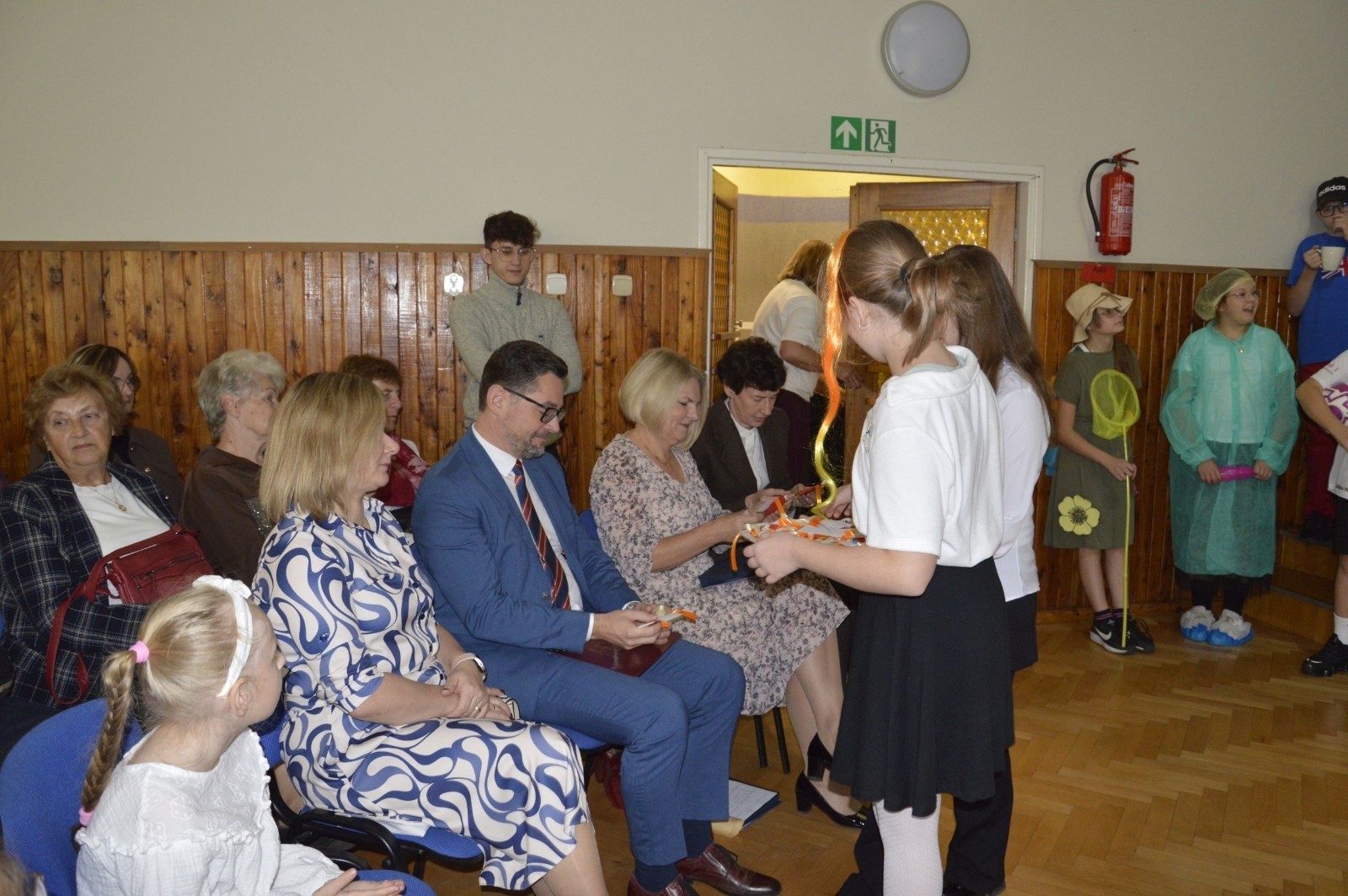15 października w naszej szkole obchodziliśmy Dzień Edukacji Narodowej – wyjątkowe święto wszystkich nauczycieli, pracowników administracji i obsługi. Uroczystość przebiegała w ciepłej, radosnej i pełnej wdzięczności atmosferze. Część artystyczną przygotowały klasy 5a i 5b, które pod kierunkiem swoich wychowawców zaprezentowały pełen humoru i wzruszeń program. Miło nam było gościć pana Damiana Bereżańskiego - zastępcę Burmistrza Pasłęka, Panią Annę Szymanek przewodniczącą Rady Rodziców oraz nauczycieli, pracowników szkoły, administracji oraz obsługi.
Dziękujemy rodzicom za pomoc i wsparcie w realizacji występu !