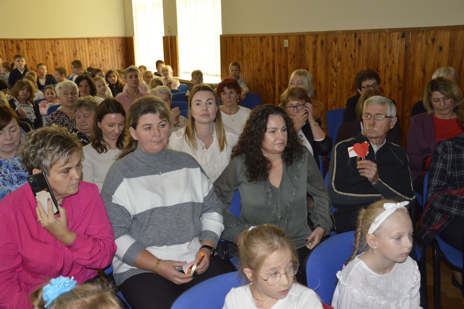 15 października w naszej szkole obchodziliśmy Dzień Edukacji Narodowej – wyjątkowe święto wszystkich nauczycieli, pracowników administracji i obsługi. Uroczystość przebiegała w ciepłej, radosnej i pełnej wdzięczności atmosferze. Część artystyczną przygotowały klasy 5a i 5b, które pod kierunkiem swoich wychowawców zaprezentowały pełen humoru i wzruszeń program. Miło nam było gościć pana Damiana Bereżańskiego - zastępcę Burmistrza Pasłęka, Panią Annę Szymanek przewodniczącą Rady Rodziców oraz nauczycieli, pracowników szkoły, administracji oraz obsługi.
Dziękujemy rodzicom za pomoc i wsparcie w realizacji występu !