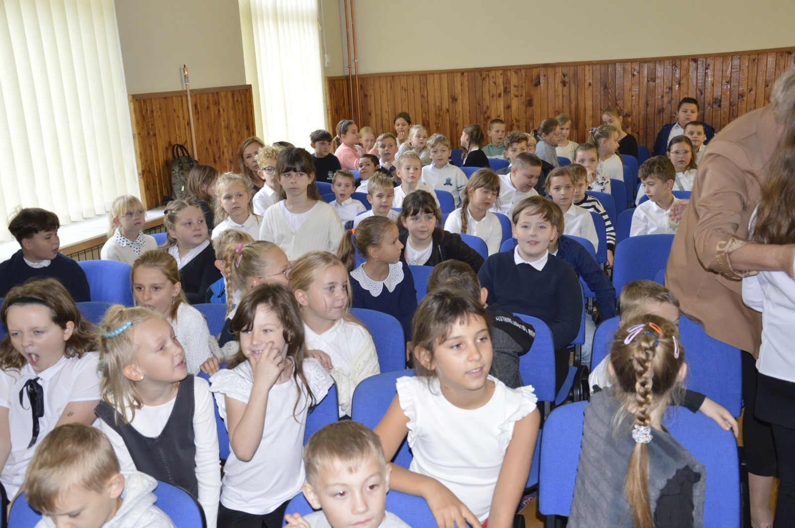 15 października w naszej szkole obchodziliśmy Dzień Edukacji Narodowej – wyjątkowe święto wszystkich nauczycieli, pracowników administracji i obsługi. Uroczystość przebiegała w ciepłej, radosnej i pełnej wdzięczności atmosferze. Część artystyczną przygotowały klasy 5a i 5b, które pod kierunkiem swoich wychowawców zaprezentowały pełen humoru i wzruszeń program. Miło nam było gościć pana Damiana Bereżańskiego - zastępcę Burmistrza Pasłęka, Panią Annę Szymanek przewodniczącą Rady Rodziców oraz nauczycieli, pracowników szkoły, administracji oraz obsługi.
Dziękujemy rodzicom za pomoc i wsparcie w realizacji występu !