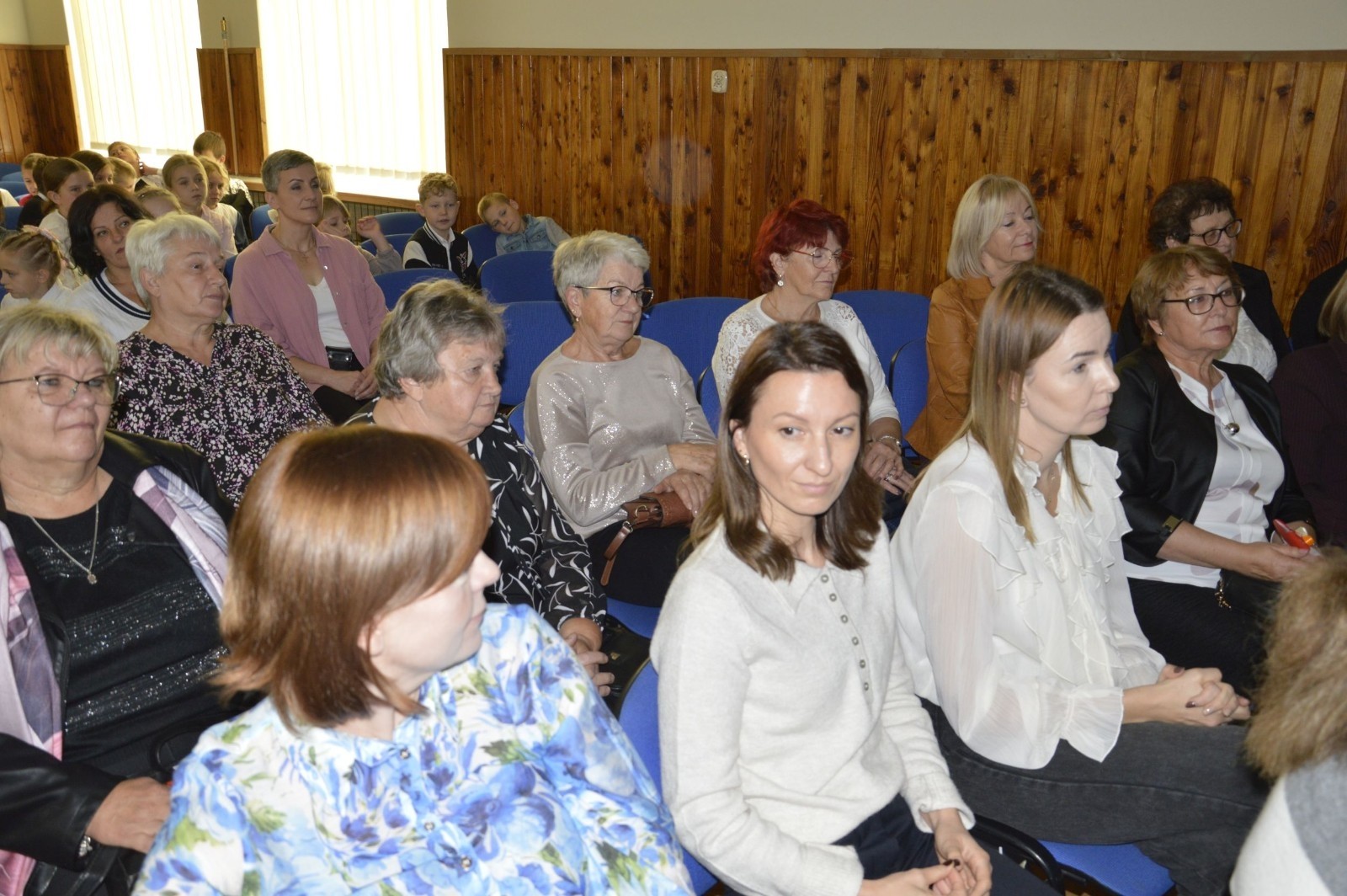 15 października w naszej szkole obchodziliśmy Dzień Edukacji Narodowej – wyjątkowe święto wszystkich nauczycieli, pracowników administracji i obsługi. Uroczystość przebiegała w ciepłej, radosnej i pełnej wdzięczności atmosferze. Część artystyczną przygotowały klasy 5a i 5b, które pod kierunkiem swoich wychowawców zaprezentowały pełen humoru i wzruszeń program. Miło nam było gościć pana Damiana Bereżańskiego - zastępcę Burmistrza Pasłęka, Panią Annę Szymanek przewodniczącą Rady Rodziców oraz nauczycieli, pracowników szkoły, administracji oraz obsługi.
Dziękujemy rodzicom za pomoc i wsparcie w realizacji występu !