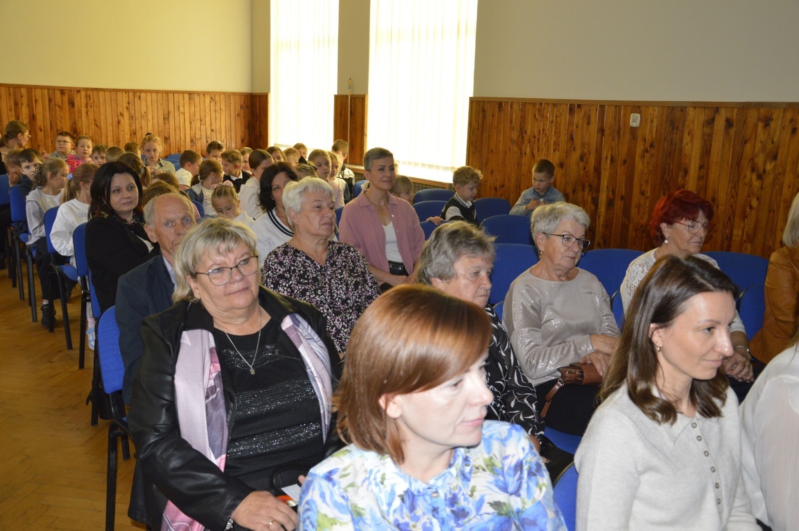 15 października w naszej szkole obchodziliśmy Dzień Edukacji Narodowej – wyjątkowe święto wszystkich nauczycieli, pracowników administracji i obsługi. Uroczystość przebiegała w ciepłej, radosnej i pełnej wdzięczności atmosferze. Część artystyczną przygotowały klasy 5a i 5b, które pod kierunkiem swoich wychowawców zaprezentowały pełen humoru i wzruszeń program. Miło nam było gościć pana Damiana Bereżańskiego - zastępcę Burmistrza Pasłęka, Panią Annę Szymanek przewodniczącą Rady Rodziców oraz nauczycieli, pracowników szkoły, administracji oraz obsługi.
Dziękujemy rodzicom za pomoc i wsparcie w realizacji występu !
