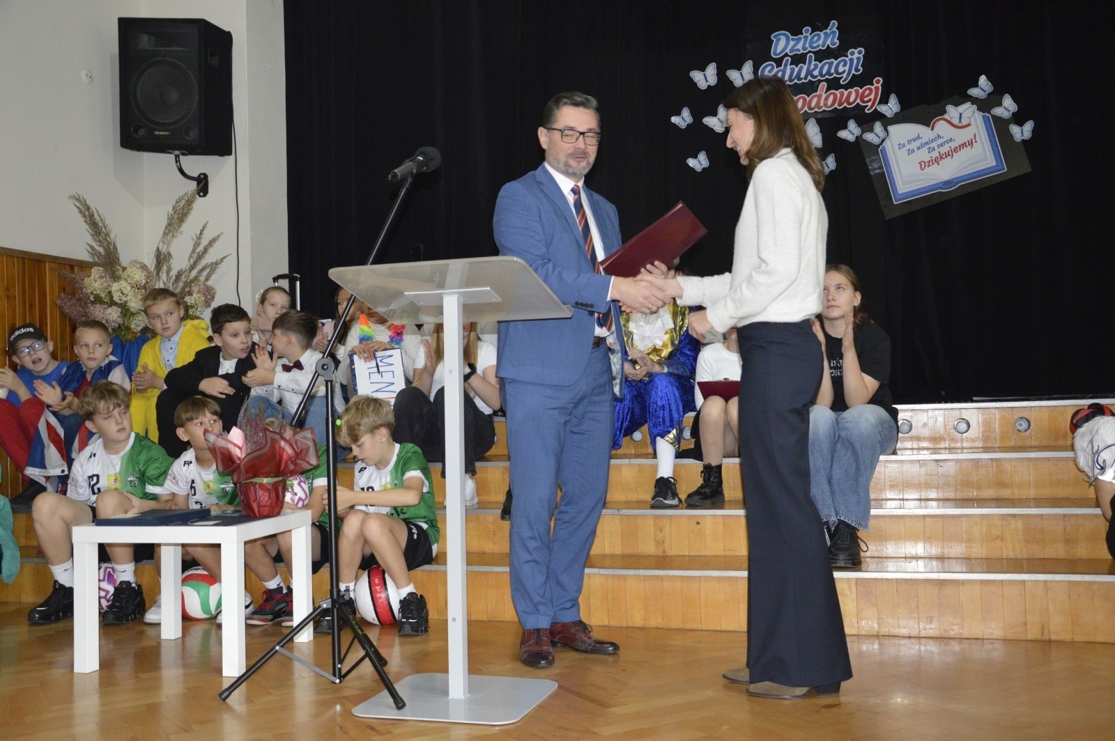 15 października w naszej szkole obchodziliśmy Dzień Edukacji Narodowej – wyjątkowe święto wszystkich nauczycieli, pracowników administracji i obsługi. Uroczystość przebiegała w ciepłej, radosnej i pełnej wdzięczności atmosferze. Część artystyczną przygotowały klasy 5a i 5b, które pod kierunkiem swoich wychowawców zaprezentowały pełen humoru i wzruszeń program. Miło nam było gościć pana Damiana Bereżańskiego - zastępcę Burmistrza Pasłęka, Panią Annę Szymanek przewodniczącą Rady Rodziców oraz nauczycieli, pracowników szkoły, administracji oraz obsługi.
Dziękujemy rodzicom za pomoc i wsparcie w realizacji występu !