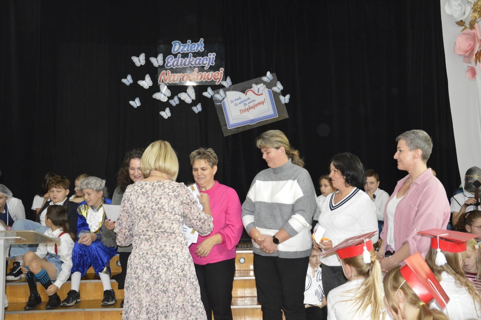 15 października w naszej szkole obchodziliśmy Dzień Edukacji Narodowej – wyjątkowe święto wszystkich nauczycieli, pracowników administracji i obsługi. Uroczystość przebiegała w ciepłej, radosnej i pełnej wdzięczności atmosferze. Część artystyczną przygotowały klasy 5a i 5b, które pod kierunkiem swoich wychowawców zaprezentowały pełen humoru i wzruszeń program. Miło nam było gościć pana Damiana Bereżańskiego - zastępcę Burmistrza Pasłęka, Panią Annę Szymanek przewodniczącą Rady Rodziców oraz nauczycieli, pracowników szkoły, administracji oraz obsługi.
Dziękujemy rodzicom za pomoc i wsparcie w realizacji występu !