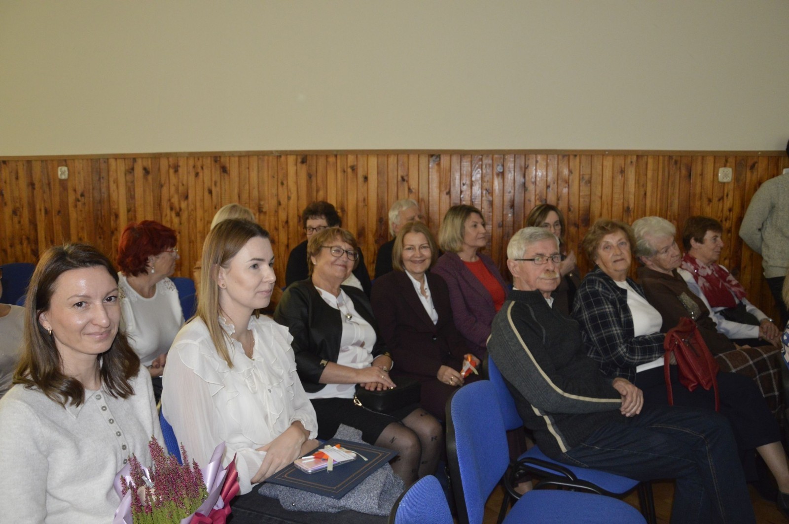 15 października w naszej szkole obchodziliśmy Dzień Edukacji Narodowej – wyjątkowe święto wszystkich nauczycieli, pracowników administracji i obsługi. Uroczystość przebiegała w ciepłej, radosnej i pełnej wdzięczności atmosferze. Część artystyczną przygotowały klasy 5a i 5b, które pod kierunkiem swoich wychowawców zaprezentowały pełen humoru i wzruszeń program. Miło nam było gościć pana Damiana Bereżańskiego - zastępcę Burmistrza Pasłęka, Panią Annę Szymanek przewodniczącą Rady Rodziców oraz nauczycieli, pracowników szkoły, administracji oraz obsługi.
Dziękujemy rodzicom za pomoc i wsparcie w realizacji występu !