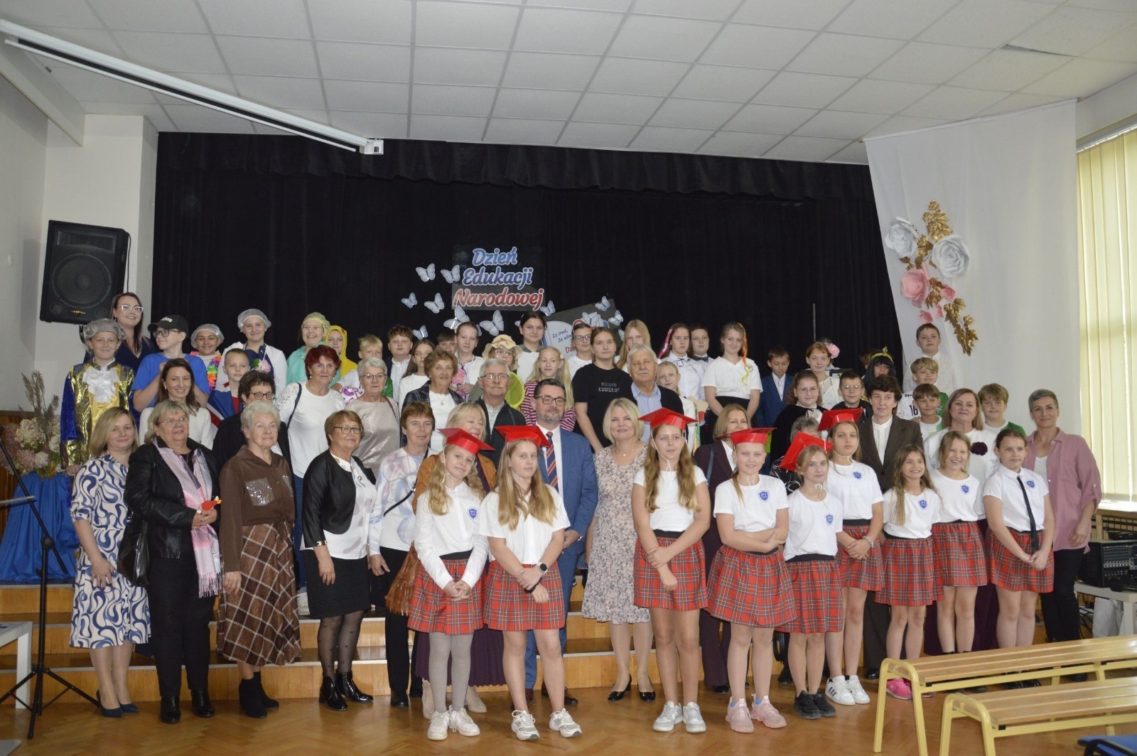 15 października w naszej szkole obchodziliśmy Dzień Edukacji Narodowej – wyjątkowe święto wszystkich nauczycieli, pracowników administracji i obsługi. Uroczystość przebiegała w ciepłej, radosnej i pełnej wdzięczności atmosferze. Część artystyczną przygotowały klasy 5a i 5b, które pod kierunkiem swoich wychowawców zaprezentowały pełen humoru i wzruszeń program. Miło nam było gościć pana Damiana Bereżańskiego - zastępcę Burmistrza Pasłęka, Panią Annę Szymanek przewodniczącą Rady Rodziców oraz nauczycieli, pracowników szkoły, administracji oraz obsługi.
Dziękujemy rodzicom za pomoc i wsparcie w realizacji występu !