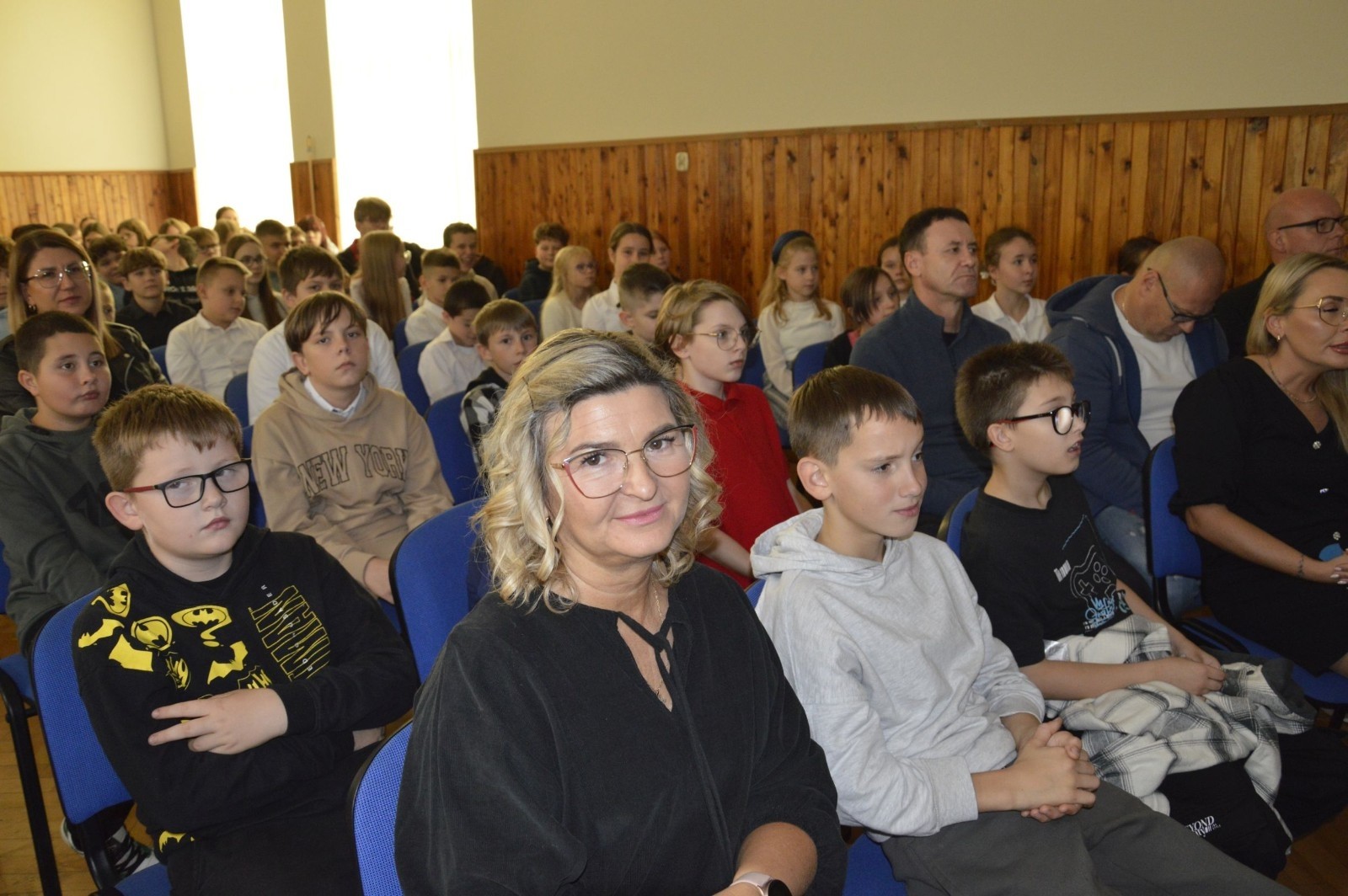 15 października w naszej szkole obchodziliśmy Dzień Edukacji Narodowej – wyjątkowe święto wszystkich nauczycieli, pracowników administracji i obsługi. Uroczystość przebiegała w ciepłej, radosnej i pełnej wdzięczności atmosferze. Część artystyczną przygotowały klasy 5a i 5b, które pod kierunkiem swoich wychowawców zaprezentowały pełen humoru i wzruszeń program. Miło nam było gościć pana Damiana Bereżańskiego - zastępcę Burmistrza Pasłęka, Panią Annę Szymanek przewodniczącą Rady Rodziców oraz nauczycieli, pracowników szkoły, administracji oraz obsługi.
Dziękujemy rodzicom za pomoc i wsparcie w realizacji występu !