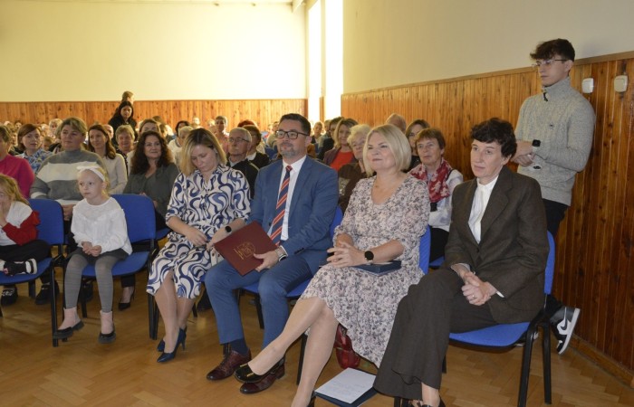 15 października w naszej szkole obchodziliśmy Dzień Edukacji Narodowej – wyjątkowe święto wszystkich nauczycieli, pracowników administracji i obsługi. Uroczystość przebiegała w ciepłej, radosnej i pełnej wdzięczności atmosferze. Część artystyczną przygotowały klasy 5a i 5b, które pod kierunkiem swoich wychowawców zaprezentowały pełen humoru i wzruszeń program. Miło nam było gościć pana Damiana Bereżańskiego - zastępcę Burmistrza Pasłęka, Panią Annę Szymanek przewodniczącą Rady Rodziców oraz nauczycieli, pracowników szkoły, administracji oraz obsługi.
Dziękujemy rodzicom za pomoc i wsparcie w realizacji występu !