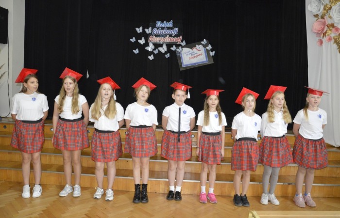 15 października w naszej szkole obchodziliśmy Dzień Edukacji Narodowej – wyjątkowe święto wszystkich nauczycieli, pracowników administracji i obsługi. Uroczystość przebiegała w ciepłej, radosnej i pełnej wdzięczności atmosferze. Część artystyczną przygotowały klasy 5a i 5b, które pod kierunkiem swoich wychowawców zaprezentowały pełen humoru i wzruszeń program. Miło nam było gościć pana Damiana Bereżańskiego - zastępcę Burmistrza Pasłęka, Panią Annę Szymanek przewodniczącą Rady Rodziców oraz nauczycieli, pracowników szkoły, administracji oraz obsługi.
Dziękujemy rodzicom za pomoc i wsparcie w realizacji występu !