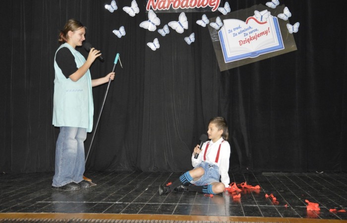 15 października w naszej szkole obchodziliśmy Dzień Edukacji Narodowej – wyjątkowe święto wszystkich nauczycieli, pracowników administracji i obsługi. Uroczystość przebiegała w ciepłej, radosnej i pełnej wdzięczności atmosferze. Część artystyczną przygotowały klasy 5a i 5b, które pod kierunkiem swoich wychowawców zaprezentowały pełen humoru i wzruszeń program. Miło nam było gościć pana Damiana Bereżańskiego - zastępcę Burmistrza Pasłęka, Panią Annę Szymanek przewodniczącą Rady Rodziców oraz nauczycieli, pracowników szkoły, administracji oraz obsługi.
Dziękujemy rodzicom za pomoc i wsparcie w realizacji występu !