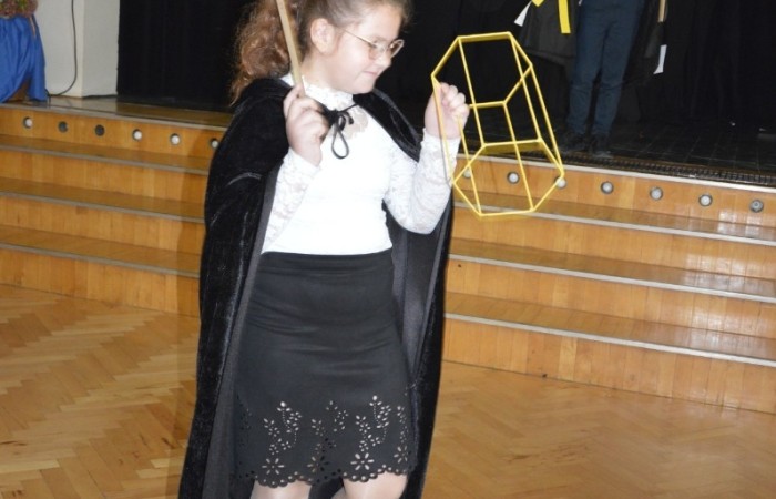 15 października w naszej szkole obchodziliśmy Dzień Edukacji Narodowej – wyjątkowe święto wszystkich nauczycieli, pracowników administracji i obsługi. Uroczystość przebiegała w ciepłej, radosnej i pełnej wdzięczności atmosferze. Część artystyczną przygotowały klasy 5a i 5b, które pod kierunkiem swoich wychowawców zaprezentowały pełen humoru i wzruszeń program. Miło nam było gościć pana Damiana Bereżańskiego - zastępcę Burmistrza Pasłęka, Panią Annę Szymanek przewodniczącą Rady Rodziców oraz nauczycieli, pracowników szkoły, administracji oraz obsługi.
Dziękujemy rodzicom za pomoc i wsparcie w realizacji występu !