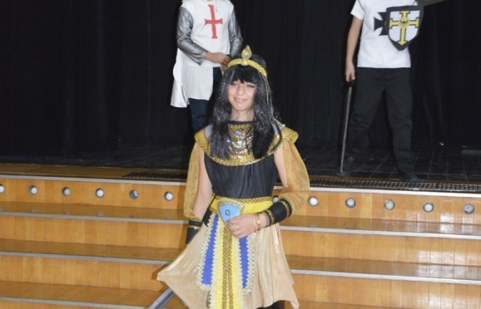 15 października w naszej szkole obchodziliśmy Dzień Edukacji Narodowej – wyjątkowe święto wszystkich nauczycieli, pracowników administracji i obsługi. Uroczystość przebiegała w ciepłej, radosnej i pełnej wdzięczności atmosferze. Część artystyczną przygotowały klasy 5a i 5b, które pod kierunkiem swoich wychowawców zaprezentowały pełen humoru i wzruszeń program. Miło nam było gościć pana Damiana Bereżańskiego - zastępcę Burmistrza Pasłęka, Panią Annę Szymanek przewodniczącą Rady Rodziców oraz nauczycieli, pracowników szkoły, administracji oraz obsługi.
Dziękujemy rodzicom za pomoc i wsparcie w realizacji występu !