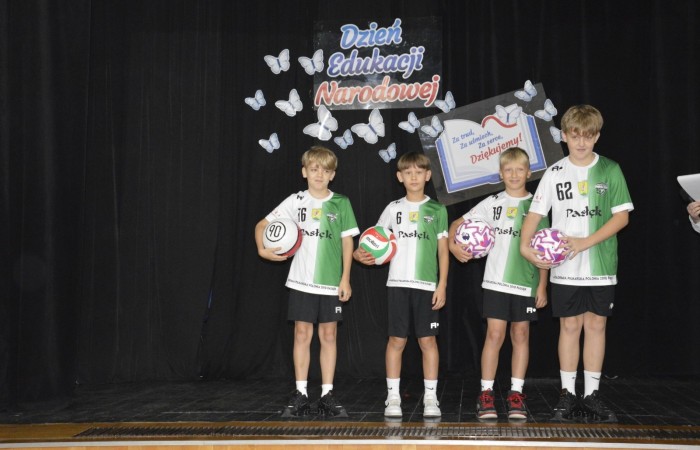 15 października w naszej szkole obchodziliśmy Dzień Edukacji Narodowej – wyjątkowe święto wszystkich nauczycieli, pracowników administracji i obsługi. Uroczystość przebiegała w ciepłej, radosnej i pełnej wdzięczności atmosferze. Część artystyczną przygotowały klasy 5a i 5b, które pod kierunkiem swoich wychowawców zaprezentowały pełen humoru i wzruszeń program. Miło nam było gościć pana Damiana Bereżańskiego - zastępcę Burmistrza Pasłęka, Panią Annę Szymanek przewodniczącą Rady Rodziców oraz nauczycieli, pracowników szkoły, administracji oraz obsługi.
Dziękujemy rodzicom za pomoc i wsparcie w realizacji występu !