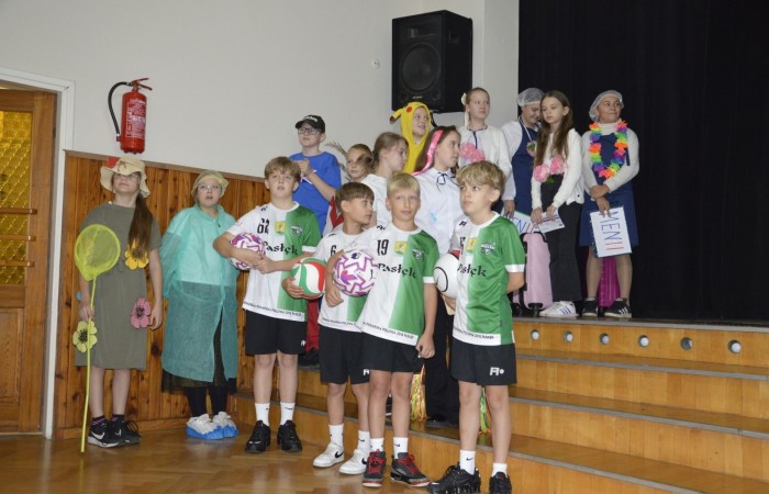 15 października w naszej szkole obchodziliśmy Dzień Edukacji Narodowej – wyjątkowe święto wszystkich nauczycieli, pracowników administracji i obsługi. Uroczystość przebiegała w ciepłej, radosnej i pełnej wdzięczności atmosferze. Część artystyczną przygotowały klasy 5a i 5b, które pod kierunkiem swoich wychowawców zaprezentowały pełen humoru i wzruszeń program. Miło nam było gościć pana Damiana Bereżańskiego - zastępcę Burmistrza Pasłęka, Panią Annę Szymanek przewodniczącą Rady Rodziców oraz nauczycieli, pracowników szkoły, administracji oraz obsługi.
Dziękujemy rodzicom za pomoc i wsparcie w realizacji występu !