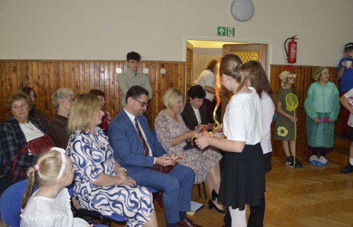 15 października w naszej szkole obchodziliśmy Dzień Edukacji Narodowej – wyjątkowe święto wszystkich nauczycieli, pracowników administracji i obsługi. Uroczystość przebiegała w ciepłej, radosnej i pełnej wdzięczności atmosferze. Część artystyczną przygotowały klasy 5a i 5b, które pod kierunkiem swoich wychowawców zaprezentowały pełen humoru i wzruszeń program. Miło nam było gościć pana Damiana Bereżańskiego - zastępcę Burmistrza Pasłęka, Panią Annę Szymanek przewodniczącą Rady Rodziców oraz nauczycieli, pracowników szkoły, administracji oraz obsługi.
Dziękujemy rodzicom za pomoc i wsparcie w realizacji występu !