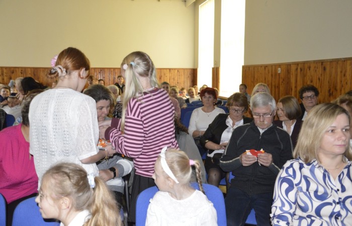 15 października w naszej szkole obchodziliśmy Dzień Edukacji Narodowej – wyjątkowe święto wszystkich nauczycieli, pracowników administracji i obsługi. Uroczystość przebiegała w ciepłej, radosnej i pełnej wdzięczności atmosferze. Część artystyczną przygotowały klasy 5a i 5b, które pod kierunkiem swoich wychowawców zaprezentowały pełen humoru i wzruszeń program. Miło nam było gościć pana Damiana Bereżańskiego - zastępcę Burmistrza Pasłęka, Panią Annę Szymanek przewodniczącą Rady Rodziców oraz nauczycieli, pracowników szkoły, administracji oraz obsługi.
Dziękujemy rodzicom za pomoc i wsparcie w realizacji występu !