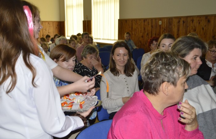 15 października w naszej szkole obchodziliśmy Dzień Edukacji Narodowej – wyjątkowe święto wszystkich nauczycieli, pracowników administracji i obsługi. Uroczystość przebiegała w ciepłej, radosnej i pełnej wdzięczności atmosferze. Część artystyczną przygotowały klasy 5a i 5b, które pod kierunkiem swoich wychowawców zaprezentowały pełen humoru i wzruszeń program. Miło nam było gościć pana Damiana Bereżańskiego - zastępcę Burmistrza Pasłęka, Panią Annę Szymanek przewodniczącą Rady Rodziców oraz nauczycieli, pracowników szkoły, administracji oraz obsługi.
Dziękujemy rodzicom za pomoc i wsparcie w realizacji występu !