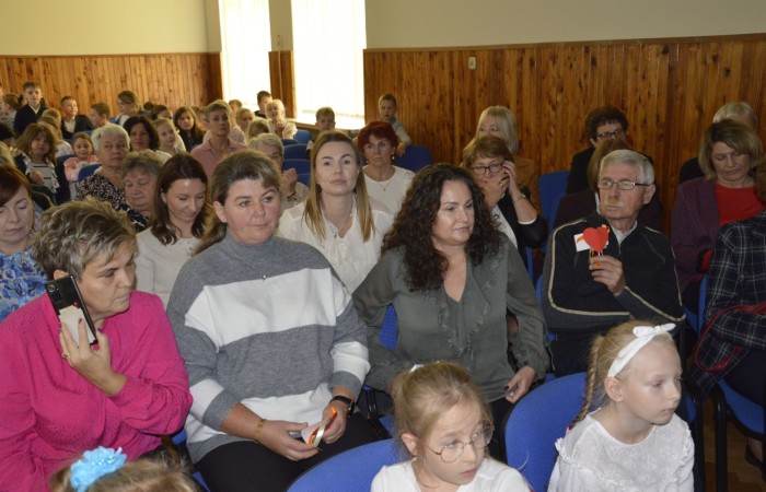 15 października w naszej szkole obchodziliśmy Dzień Edukacji Narodowej – wyjątkowe święto wszystkich nauczycieli, pracowników administracji i obsługi. Uroczystość przebiegała w ciepłej, radosnej i pełnej wdzięczności atmosferze. Część artystyczną przygotowały klasy 5a i 5b, które pod kierunkiem swoich wychowawców zaprezentowały pełen humoru i wzruszeń program. Miło nam było gościć pana Damiana Bereżańskiego - zastępcę Burmistrza Pasłęka, Panią Annę Szymanek przewodniczącą Rady Rodziców oraz nauczycieli, pracowników szkoły, administracji oraz obsługi.
Dziękujemy rodzicom za pomoc i wsparcie w realizacji występu !