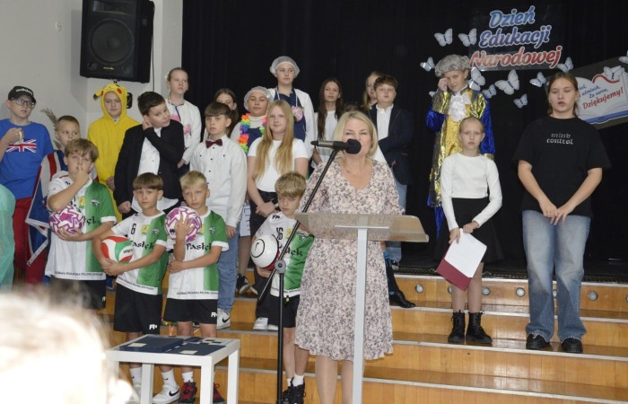 15 października w naszej szkole obchodziliśmy Dzień Edukacji Narodowej – wyjątkowe święto wszystkich nauczycieli, pracowników administracji i obsługi. Uroczystość przebiegała w ciepłej, radosnej i pełnej wdzięczności atmosferze. Część artystyczną przygotowały klasy 5a i 5b, które pod kierunkiem swoich wychowawców zaprezentowały pełen humoru i wzruszeń program. Miło nam było gościć pana Damiana Bereżańskiego - zastępcę Burmistrza Pasłęka, Panią Annę Szymanek przewodniczącą Rady Rodziców oraz nauczycieli, pracowników szkoły, administracji oraz obsługi.
Dziękujemy rodzicom za pomoc i wsparcie w realizacji występu !