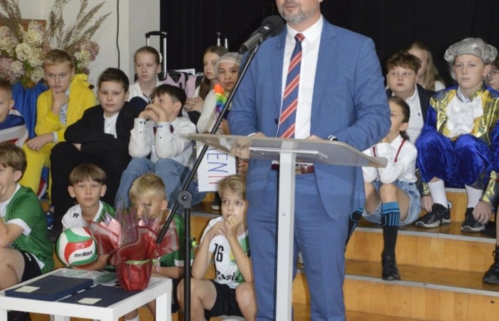 15 października w naszej szkole obchodziliśmy Dzień Edukacji Narodowej – wyjątkowe święto wszystkich nauczycieli, pracowników administracji i obsługi. Uroczystość przebiegała w ciepłej, radosnej i pełnej wdzięczności atmosferze. Część artystyczną przygotowały klasy 5a i 5b, które pod kierunkiem swoich wychowawców zaprezentowały pełen humoru i wzruszeń program. Miło nam było gościć pana Damiana Bereżańskiego - zastępcę Burmistrza Pasłęka, Panią Annę Szymanek przewodniczącą Rady Rodziców oraz nauczycieli, pracowników szkoły, administracji oraz obsługi.
Dziękujemy rodzicom za pomoc i wsparcie w realizacji występu !